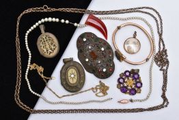 A MISCELLANEOUS JEWELLERY COLLECTION, to include a simulated pearl necklace strung to an enamelled