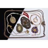 A MISCELLANEOUS JEWELLERY COLLECTION, to include a simulated pearl necklace strung to an enamelled