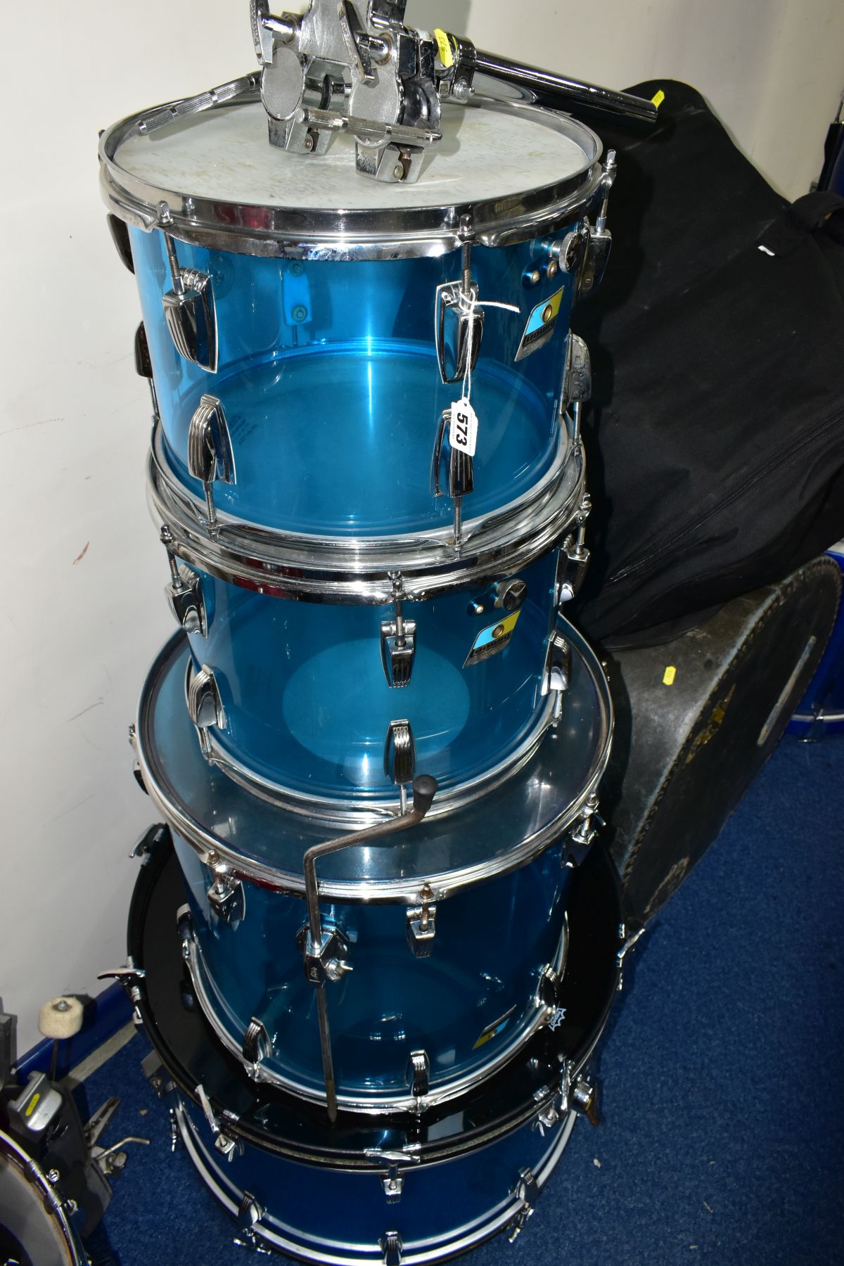 A 1970'S LUDWIG VISTALITE DRUM KIT IN PLEXI BLUE, comprising a 13inch x 9inch rack, a 14inch x - Image 7 of 7