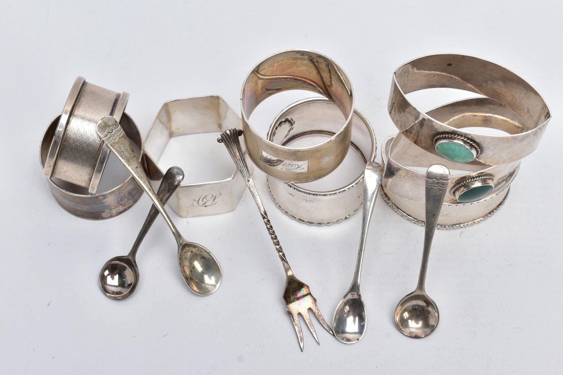 AN ASSORTEMENT OF SILVER NAPKIN RINGS AND SALT SPOONS, to include eight napkin rings of various - Image 3 of 3