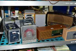 A SMALL COLLECTION OF RADIOS, CD PLAYERS, SPEAKERS, etc, including a brown bakelite Philips radio, a