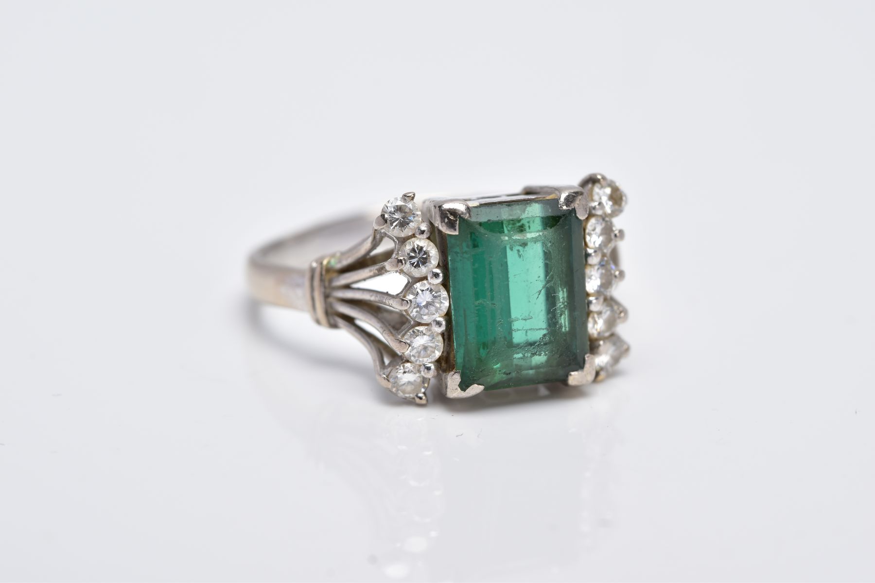 AN 18CT WHITE GOLD GREEN TOURMALINE AND DIAMOND RING, designed with a central, rectangular cut green - Image 4 of 4