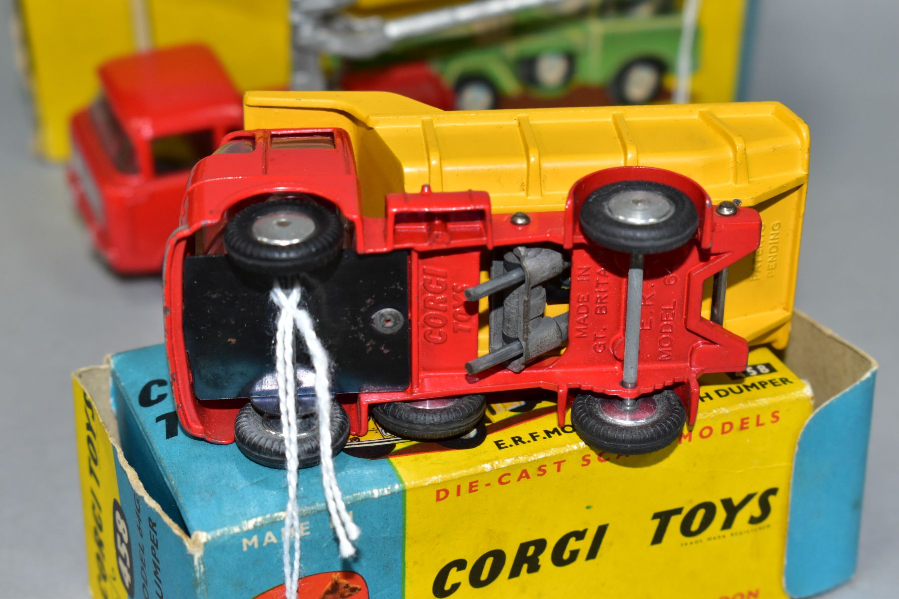 A BOXED CORGI TOYS GIFT SET, No 14, contains FC Jeep Tower Wagon, No 409 but is missing lamp - Image 5 of 11