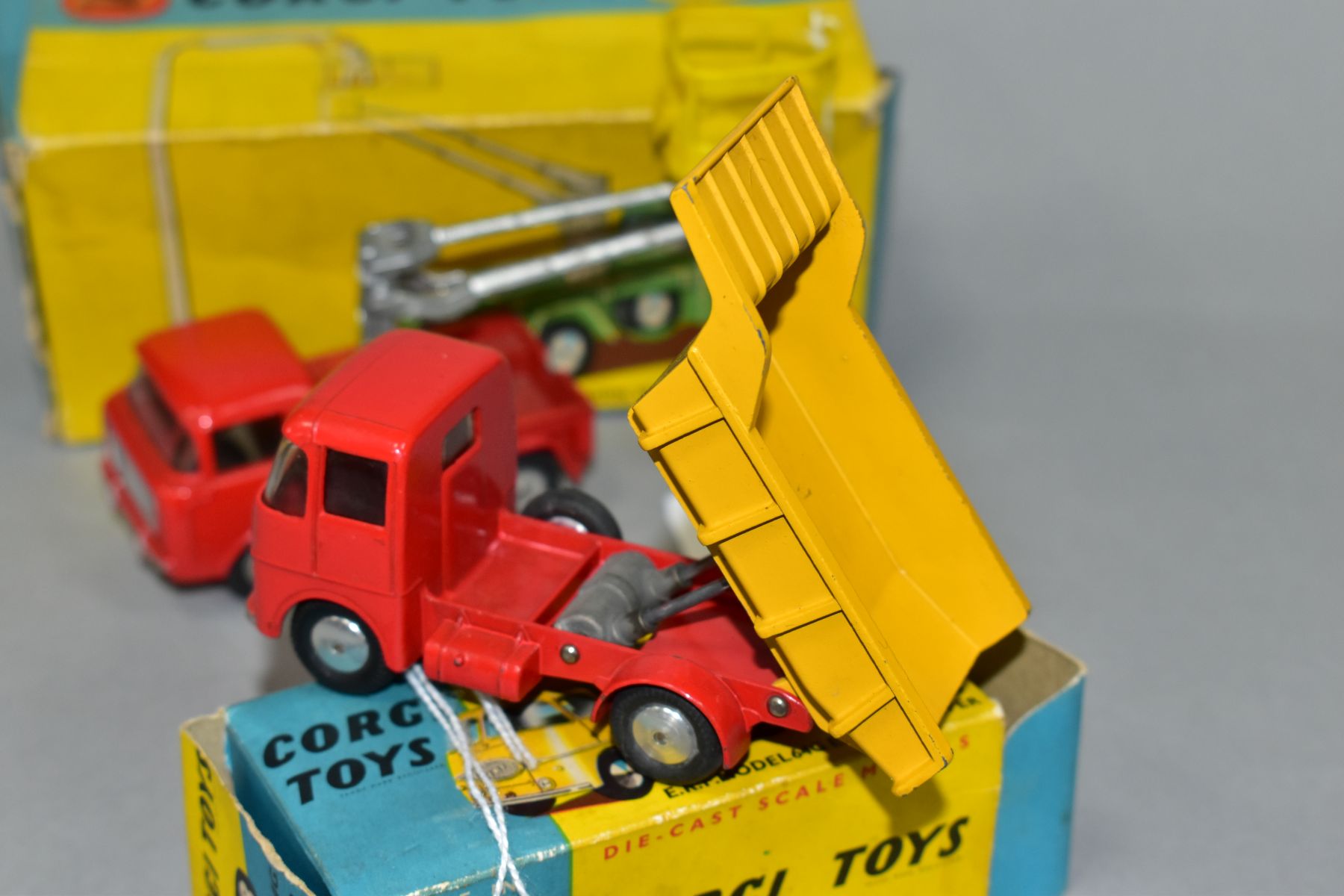 A BOXED CORGI TOYS GIFT SET, No 14, contains FC Jeep Tower Wagon, No 409 but is missing lamp - Image 4 of 11