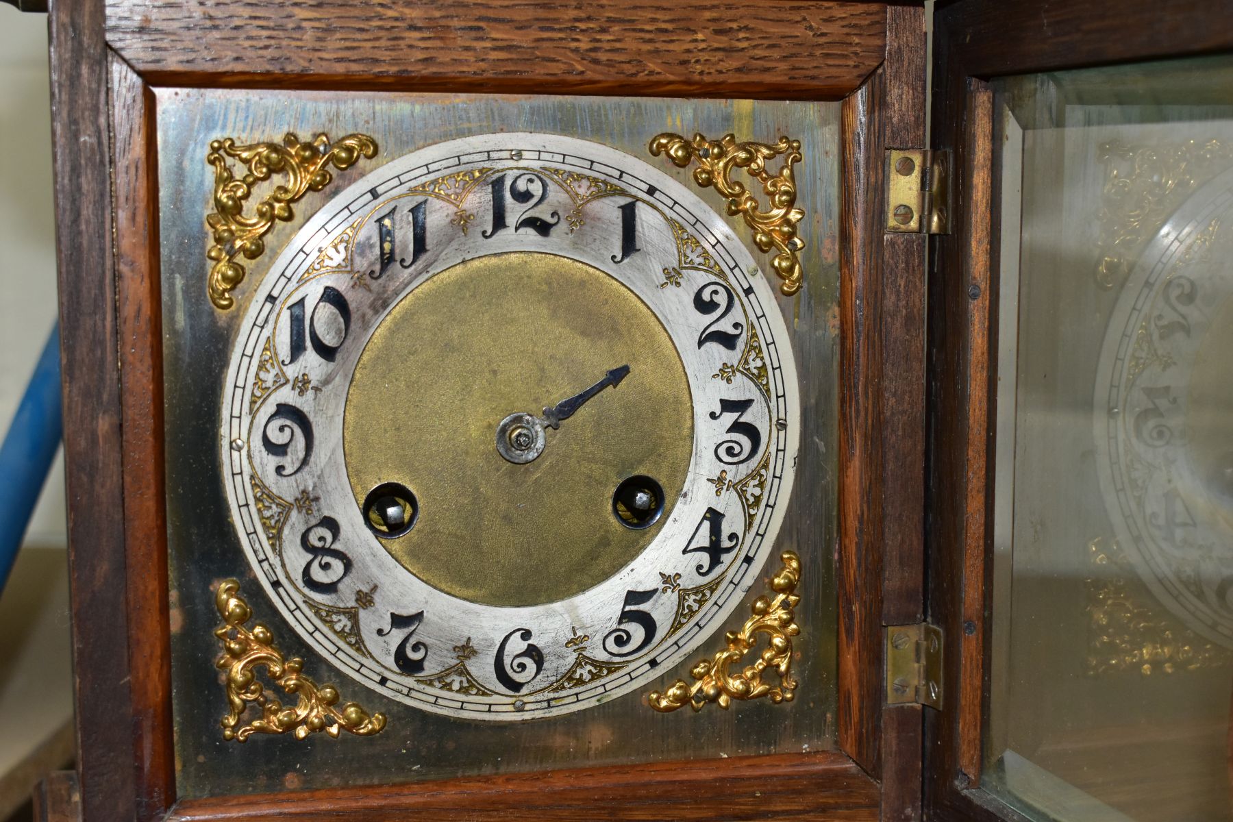 A LATE 19TH CENTURY OAK CASED MANTEL CLOCK, the silvered dial with Arabic numerals, 8 day - Image 5 of 7