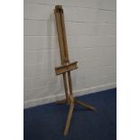 A DALER ROWNEY FOLDING BEECH ARTISTS EASEL