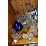 A SMALL GROUP OF GLASSWARE, including a Capridone Dartington Crystal intaglio heron ornament, a pair