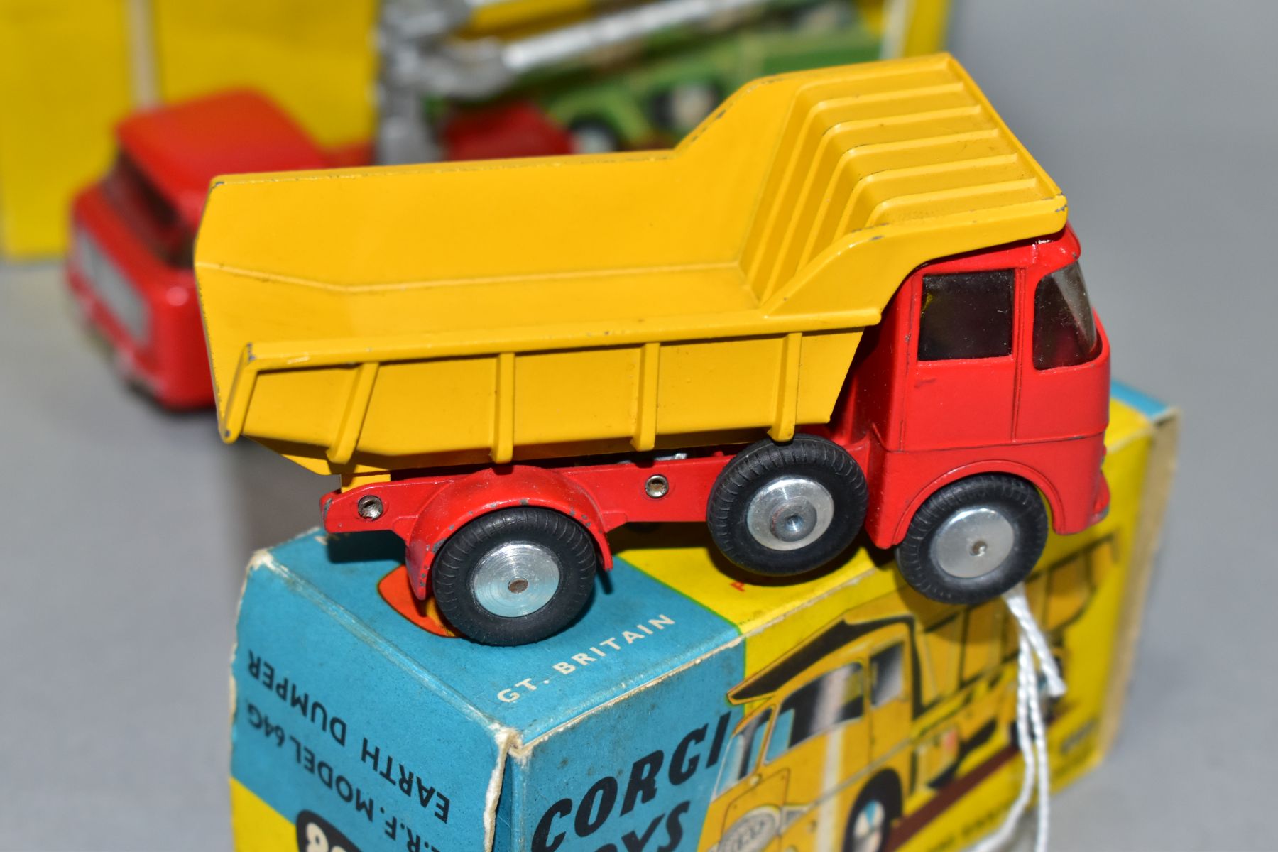 A BOXED CORGI TOYS GIFT SET, No 14, contains FC Jeep Tower Wagon, No 409 but is missing lamp - Image 3 of 11