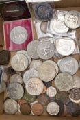 A BOX OF ASSORTED COINAGE, to include seven 1977 Elizabeth II silver jubilee commemorative coins,