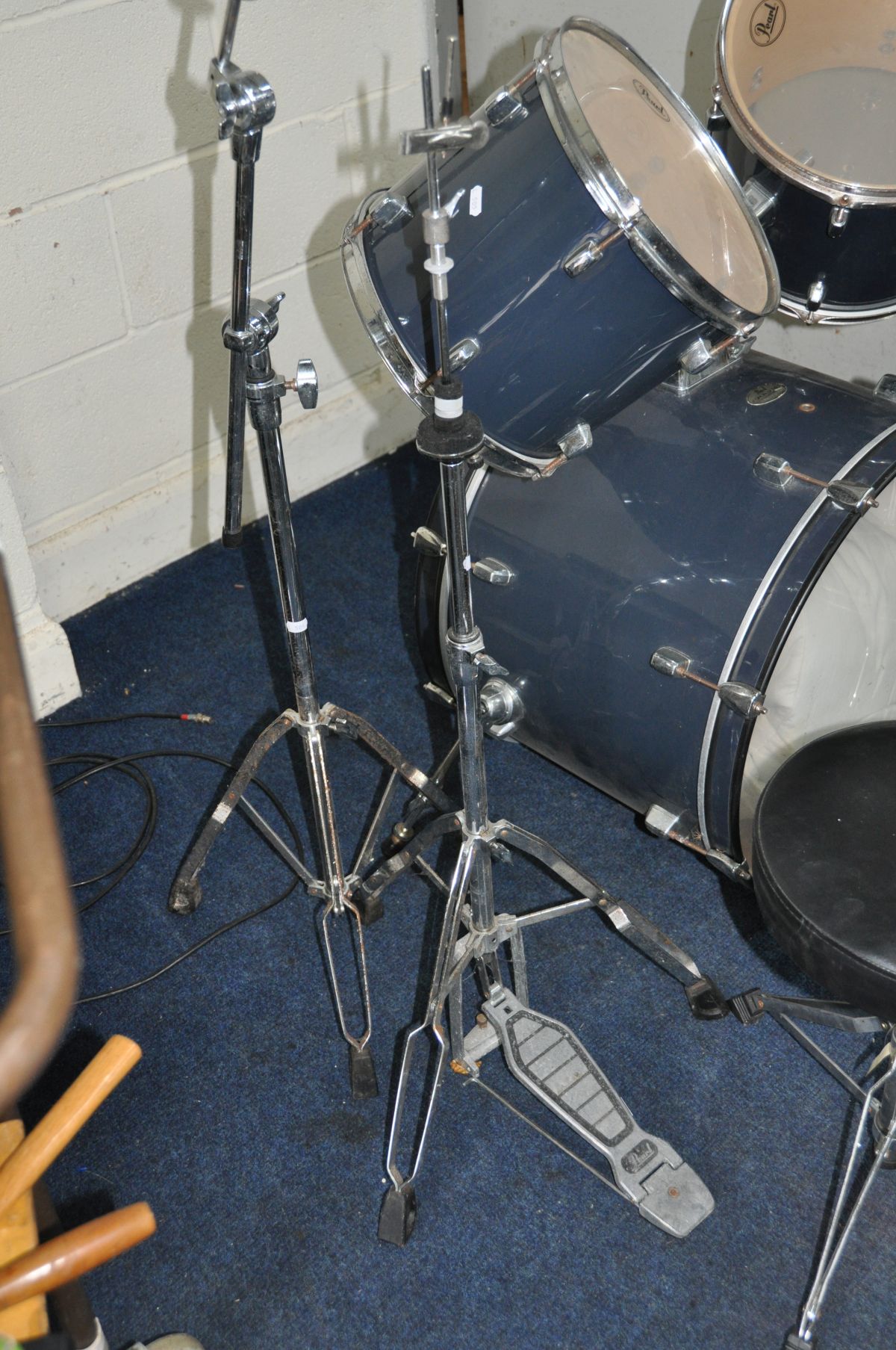 A PEARL FORUM SERIES FOUR PIECE DRUM KIT including 22x16 inch kick, a 16x16 inch floor, 13x10 inch - Image 2 of 3