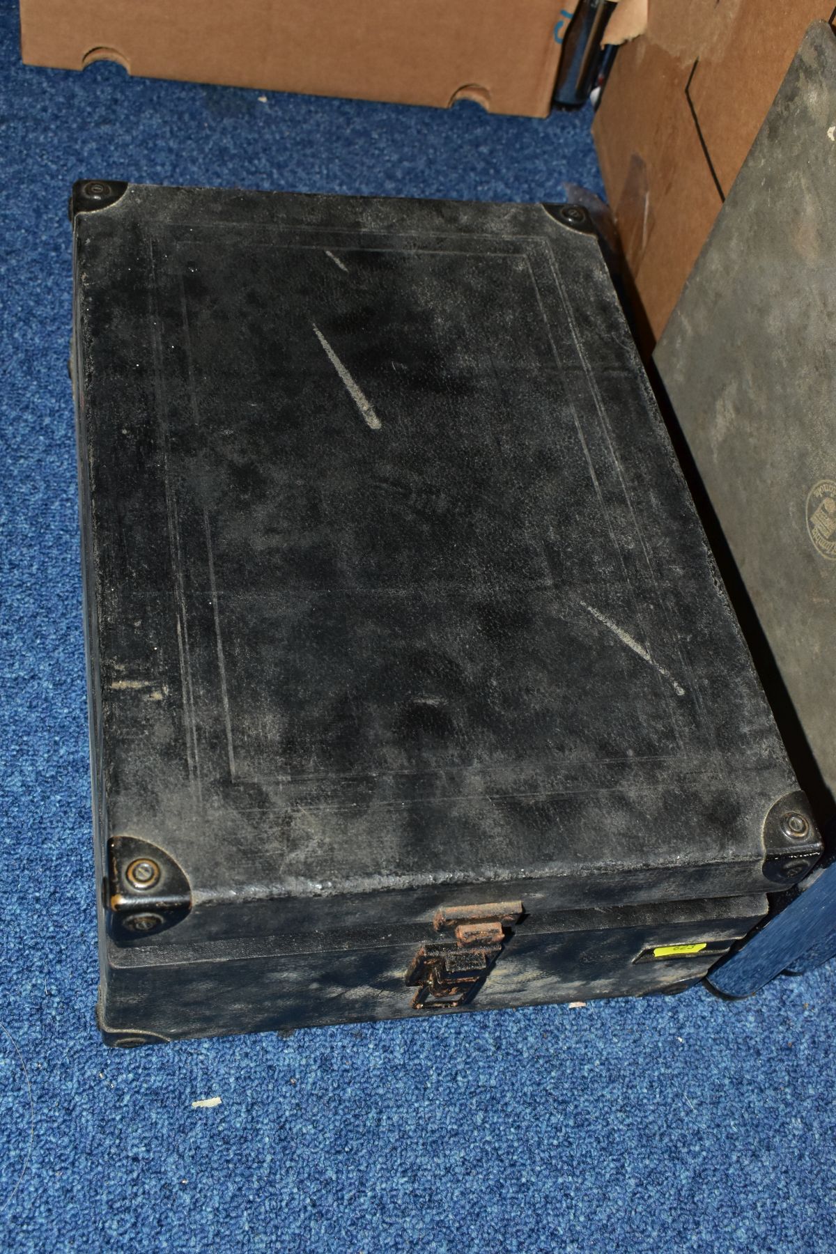 A CASED HIS MASTERS VOICE TABLE TOP GRAMAPHONE in black case along with two folders of 78's, a - Image 5 of 8