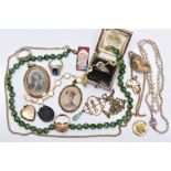 A MISCELLANEOUS COLLECTION OF JEWELLERY ITEMS to include an early 20th Century 9ct gold mourning