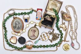 A MISCELLANEOUS COLLECTION OF JEWELLERY ITEMS to include an early 20th Century 9ct gold mourning