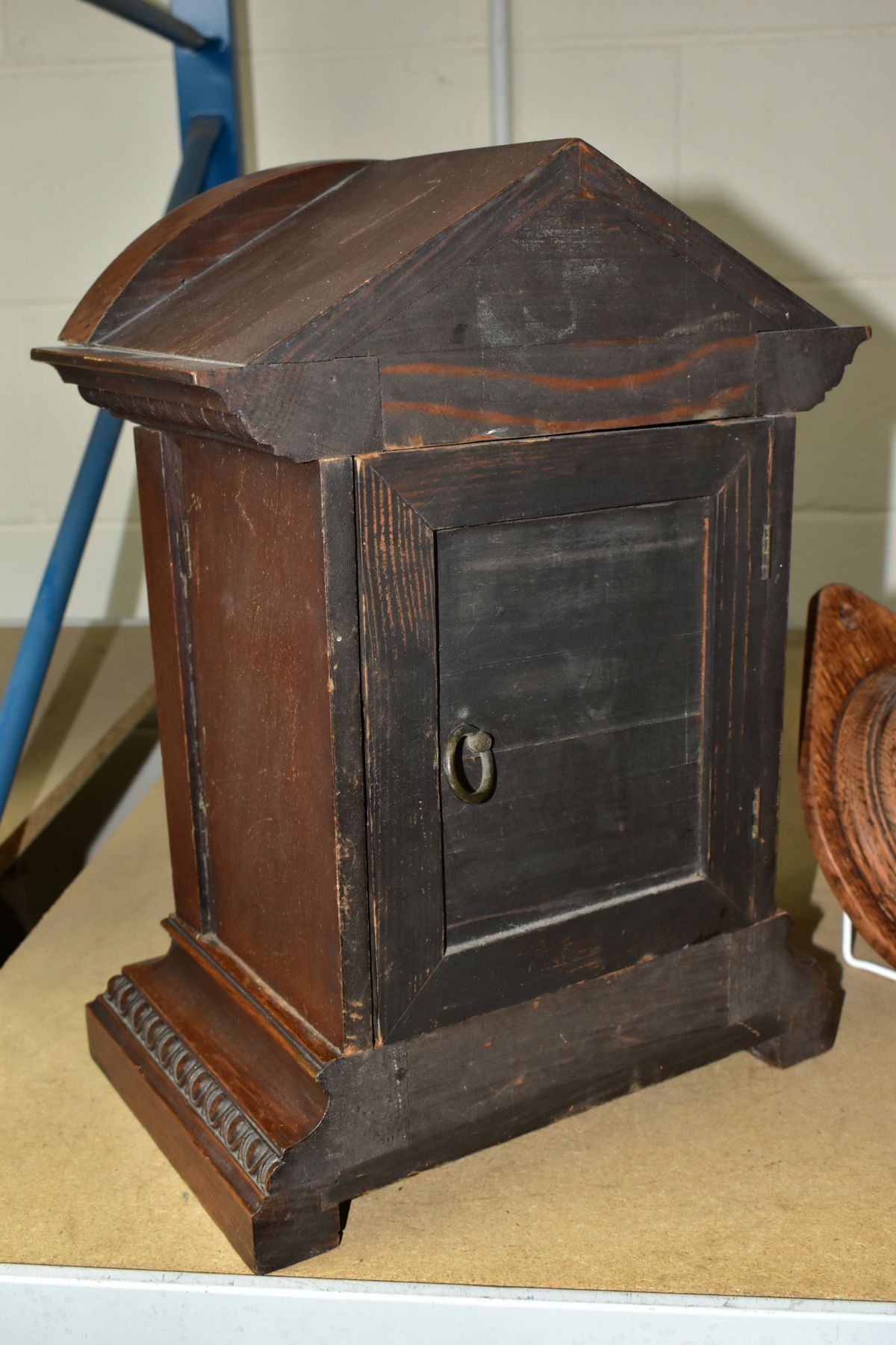 A LATE 19TH CENTURY OAK CASED MANTEL CLOCK, the silvered dial with Arabic numerals, 8 day - Image 6 of 7