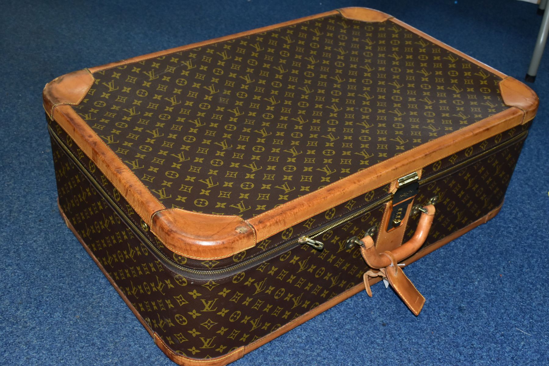 A LOUIS VUITTON MONOGRAM SUITCASE, tan leather trim, with a combination lock (locked, combination - Image 5 of 17