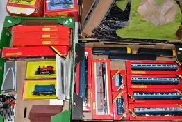 A QUANTITY OF BOXED AND UNBOXED OO GAUGE MODEL RAILWAY ITEMS, to include boxed Hornby class 9F