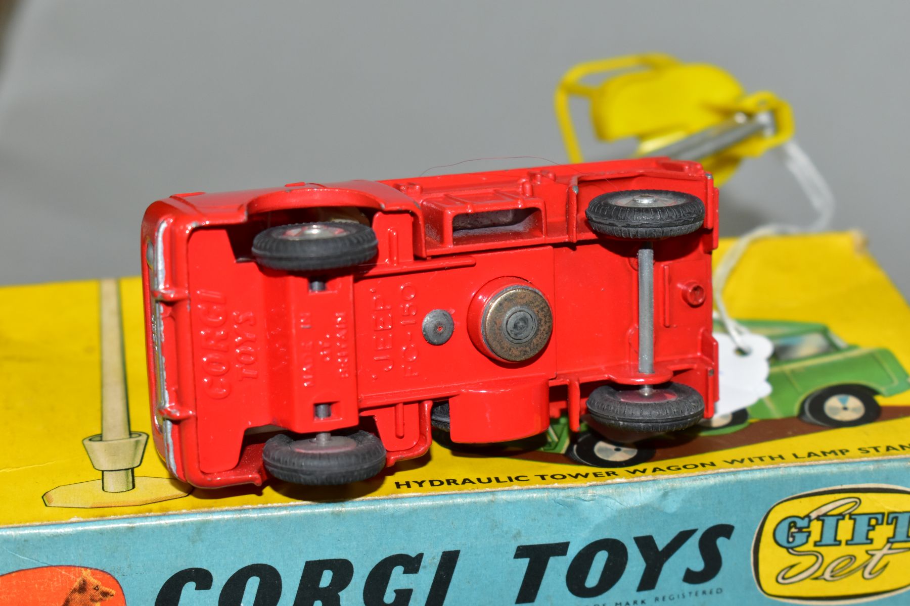 A BOXED CORGI TOYS GIFT SET, No 14, contains FC Jeep Tower Wagon, No 409 but is missing lamp - Image 10 of 11