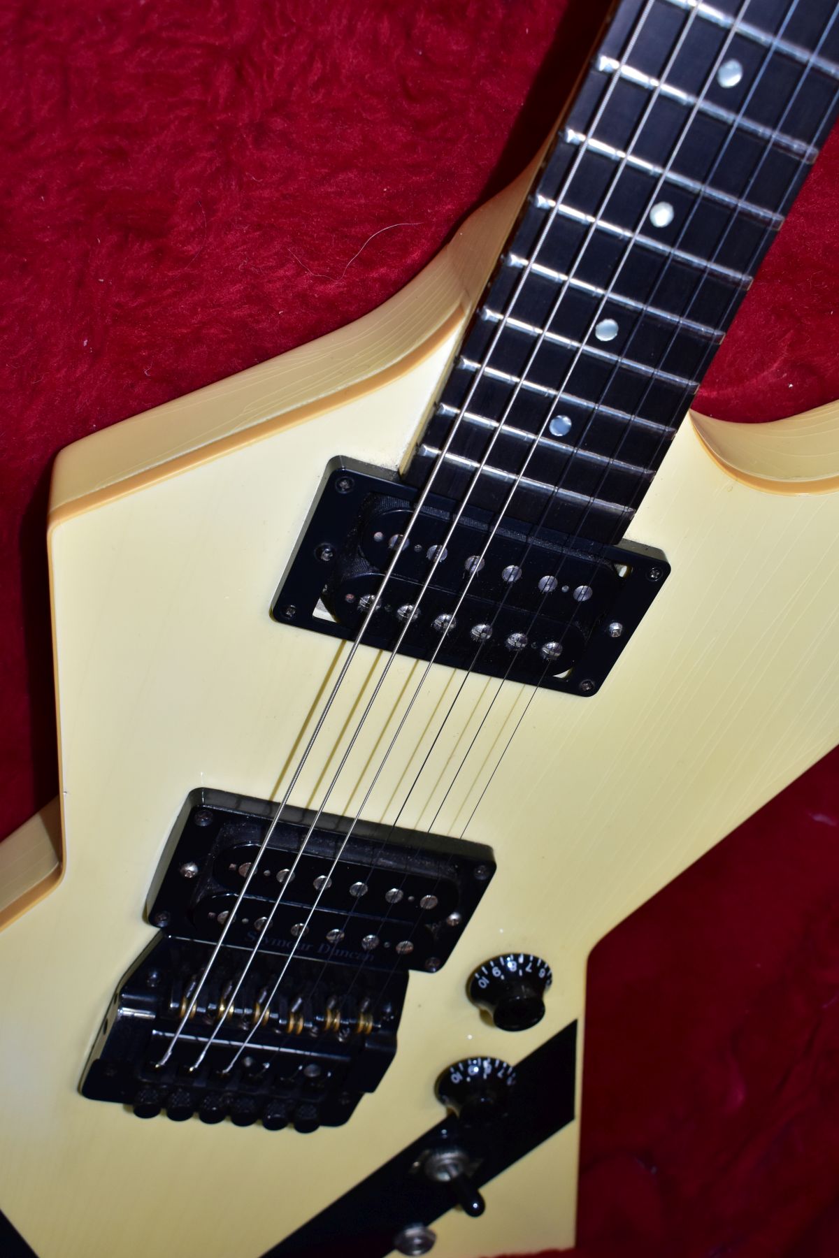 A 1985 GIBSON CUSTOM SHOP XPL EXPLORER GUITAR with a cream finish and black detailing (some - Image 5 of 6