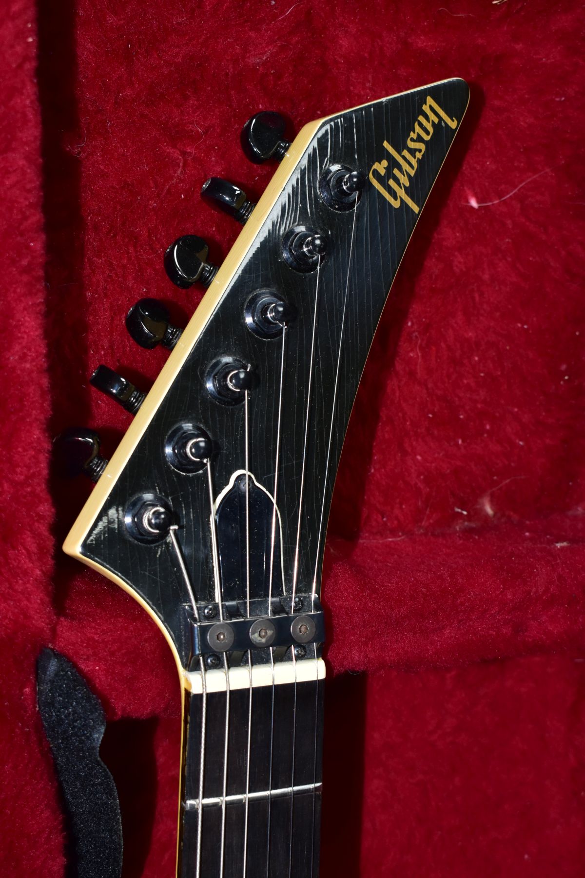 A 1985 GIBSON CUSTOM SHOP XPL EXPLORER GUITAR with a cream finish and black detailing (some - Image 2 of 6