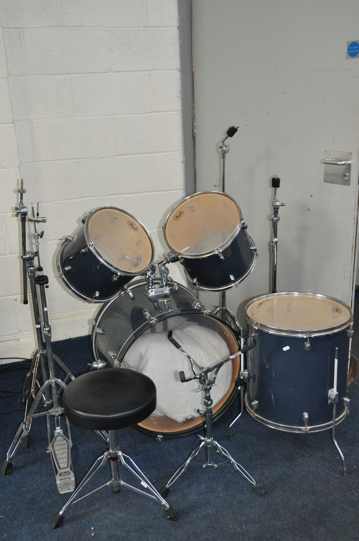 A PEARL FORUM SERIES FOUR PIECE DRUM KIT including 22x16 inch kick, a 16x16 inch floor, 13x10 inch