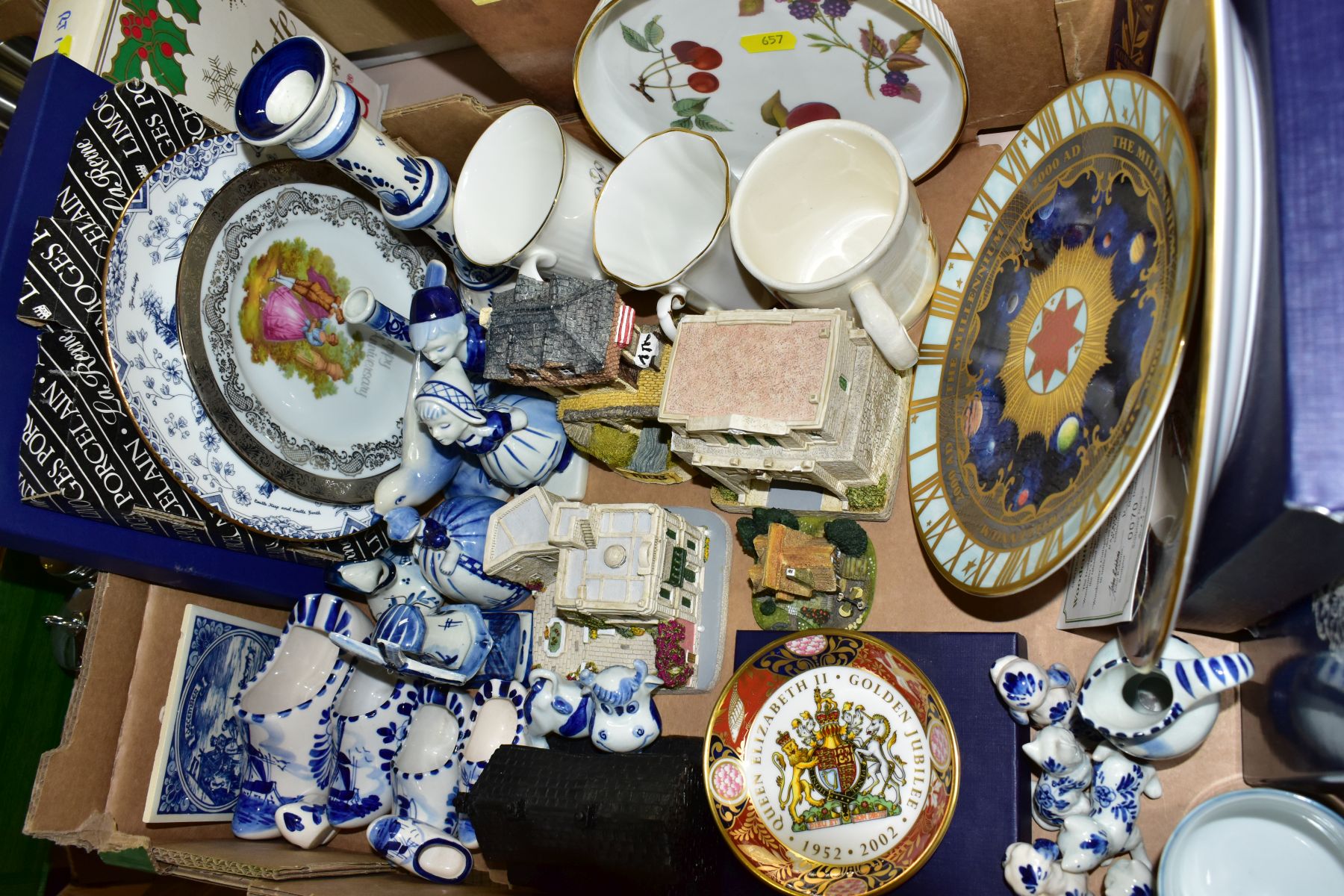 TWO BOXES AND LOOSE CERAMICS AND GLASS, ETC, to include six boxed Royal Worcester ramekins, two 11cm - Image 3 of 7