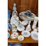A GROUP OF MODERN CERAMIC GIFTWARE, comprising Aynsley 'Little Sweetheart' pin dishes, bell, vase,