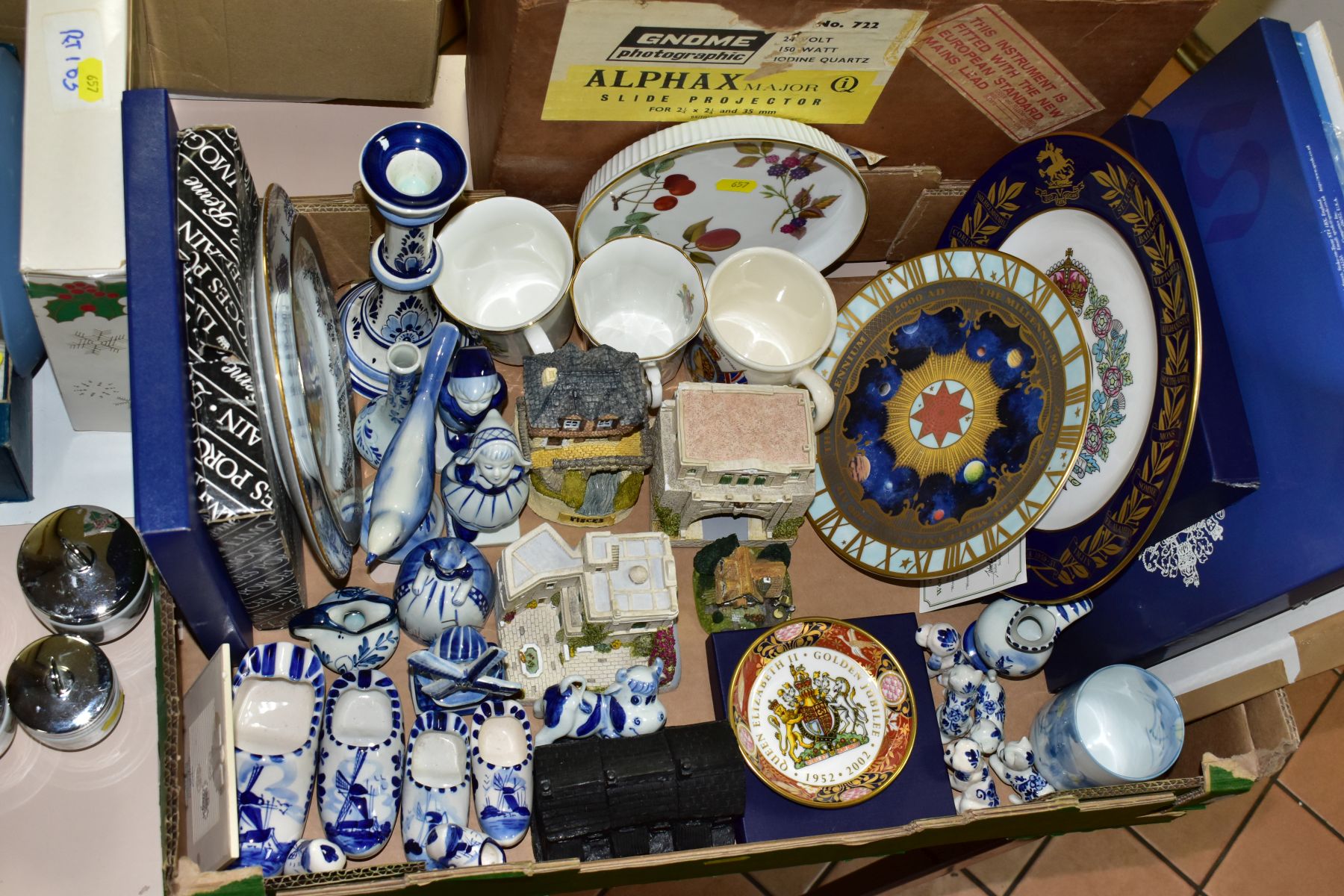 TWO BOXES AND LOOSE CERAMICS AND GLASS, ETC, to include six boxed Royal Worcester ramekins, two 11cm - Image 2 of 7