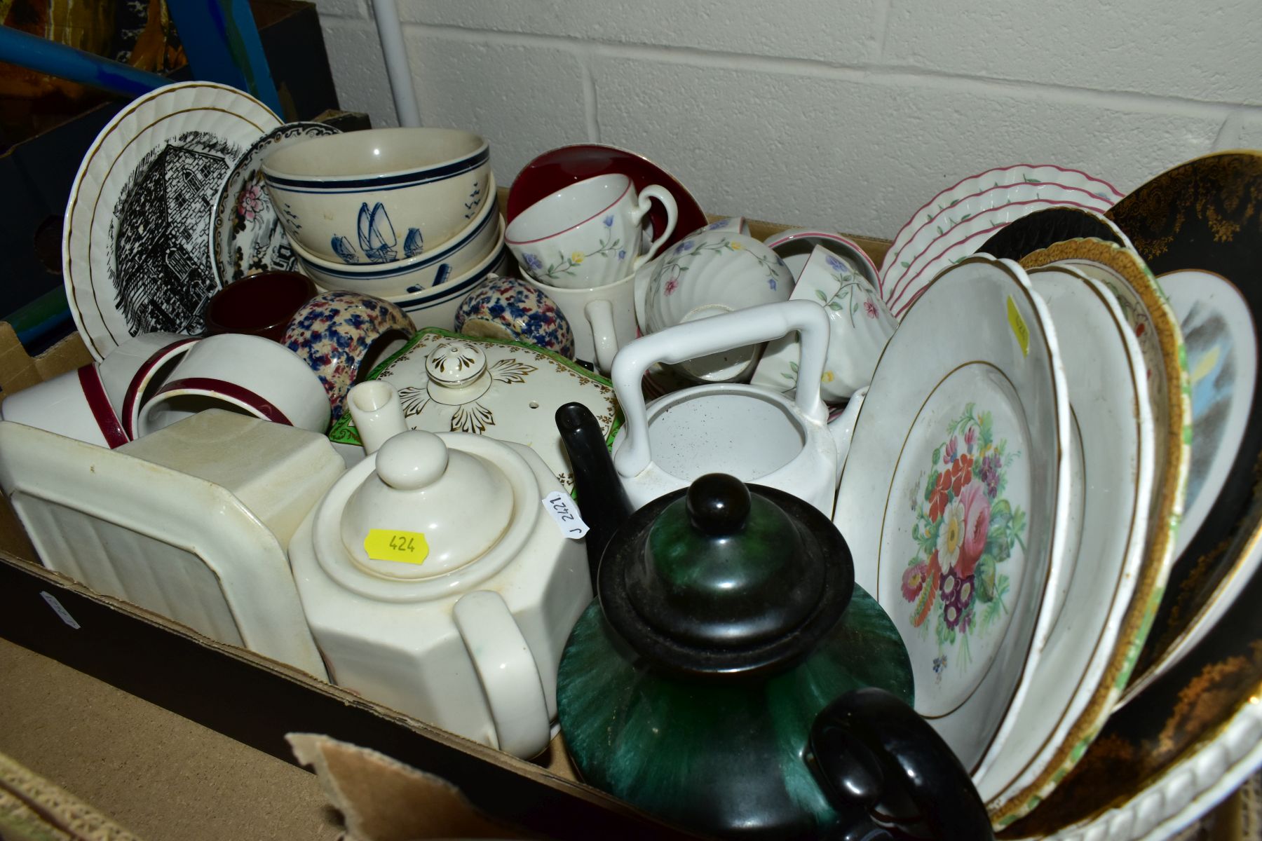 FIVE BOXES AND LOOSE CERAMICS, etc, including Victorian and later blue and white transfer printed - Image 12 of 13