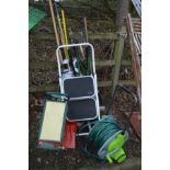 A QUANTITY OF GARDEN TOOLS together with a small step ladder and a wheeled hose reel (10+)