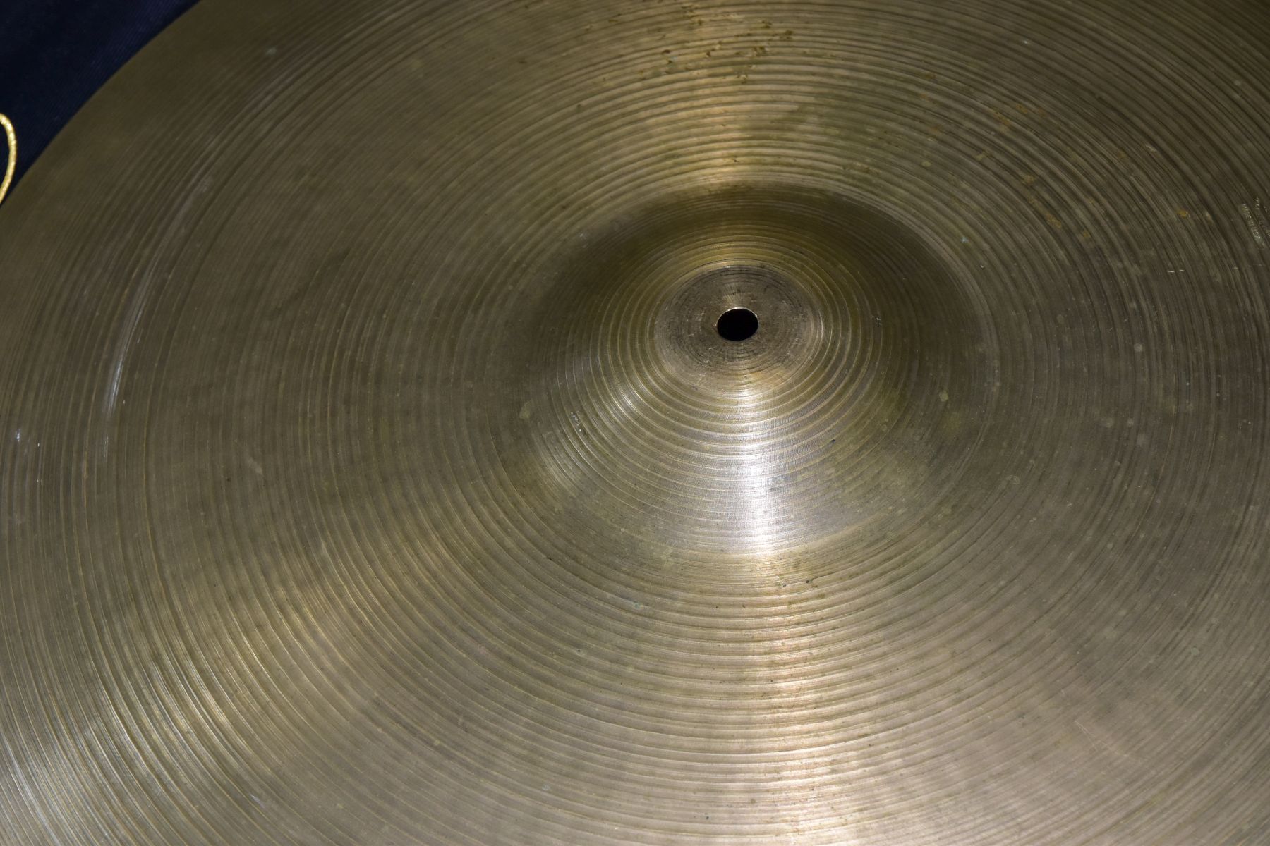A 1960'S ZILDJIAN 22 INCH RIDE CYMBAL (WEIGHS MORE THAN 3KG) in a Stagg padded cymbal case - Image 2 of 3