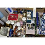 TWO BOXES AND LOOSE CERAMICS AND GLASS, ETC, to include six boxed Royal Worcester ramekins, two 11cm