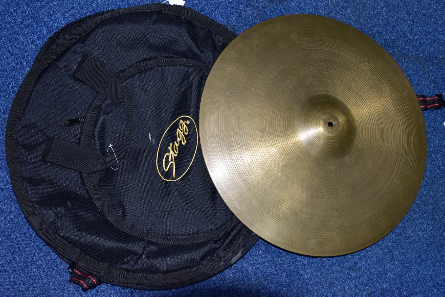 A 1960'S ZILDJIAN 22 INCH RIDE CYMBAL (WEIGHS MORE THAN 3KG) in a Stagg padded cymbal case