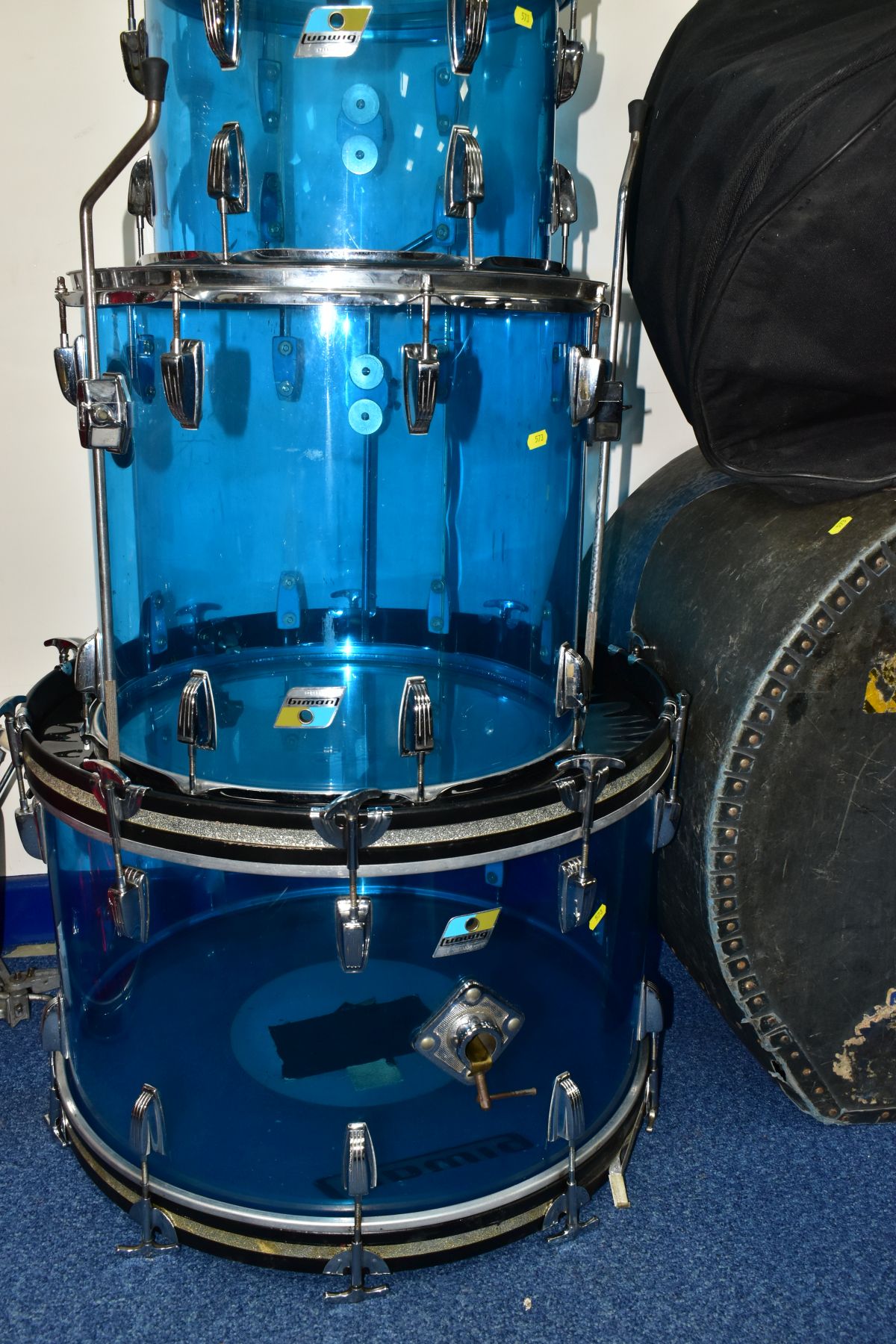 A 1970'S LUDWIG VISTALITE DRUM KIT IN PLEXI BLUE, comprising a 13inch x 9inch rack, a 14inch x - Image 4 of 7