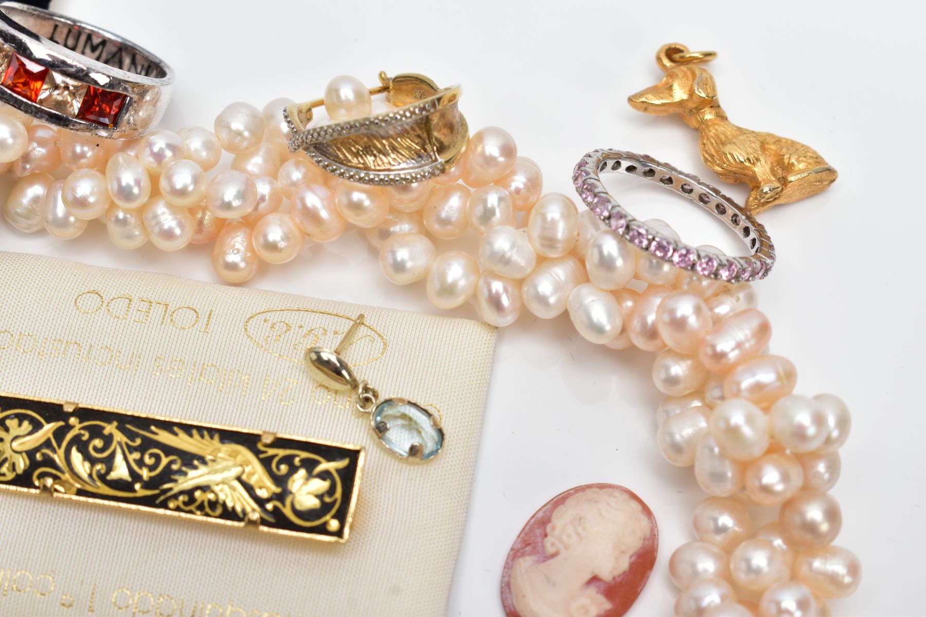 A SELECTION OF JEWELLERY, to include a multi strand cultured Rice Krispie pearl strand necklace - Image 4 of 6