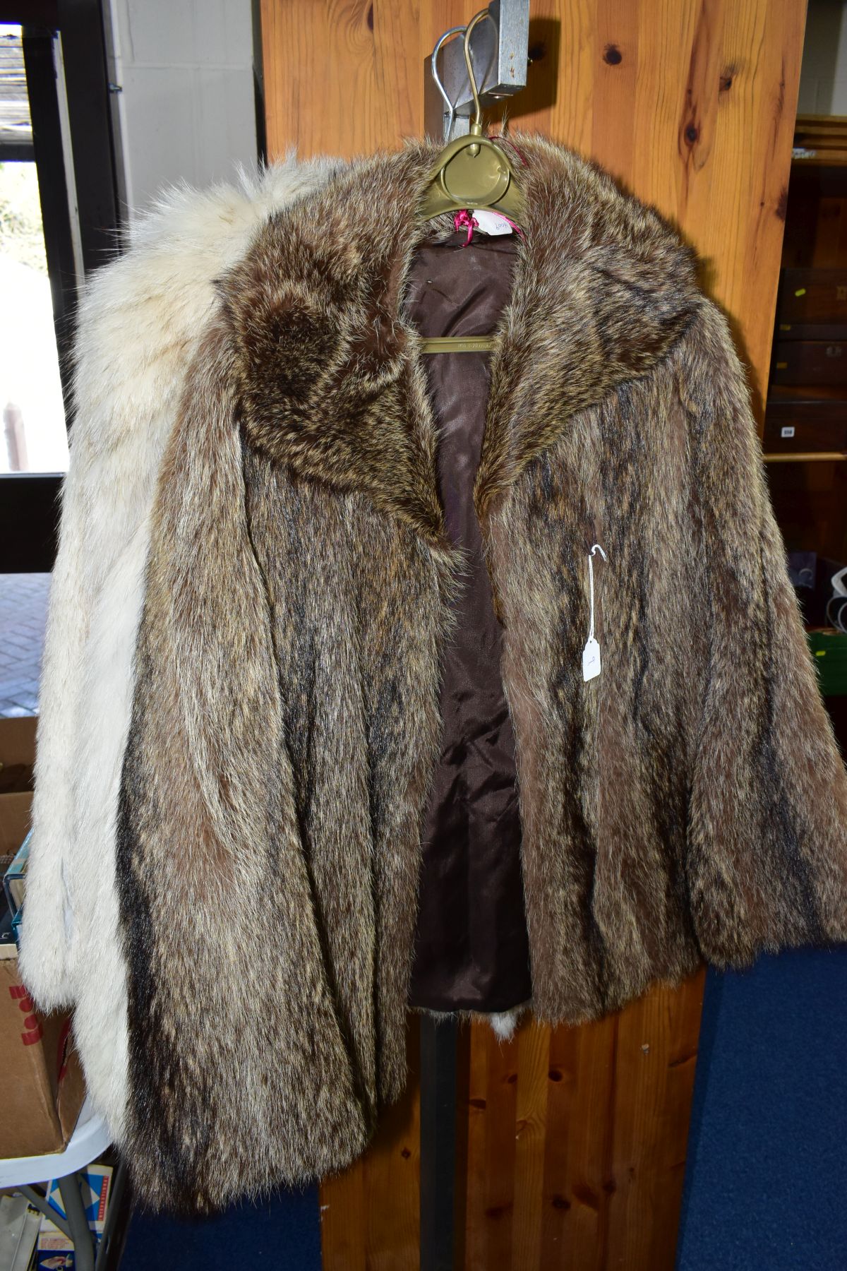 A LADIES SQUIRREL FUR KNEE LENGTH COAT, approximate size 12-14, shawl style collar, pockets, lined - Image 3 of 4