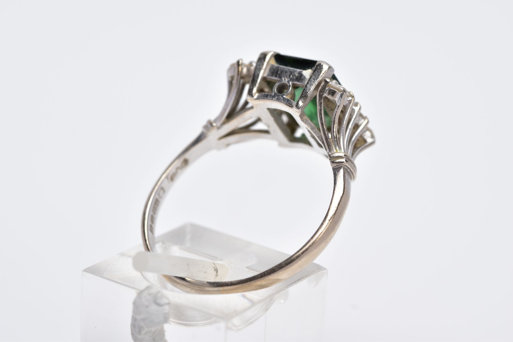 AN 18CT WHITE GOLD GREEN TOURMALINE AND DIAMOND RING, designed with a central, rectangular cut green - Image 3 of 4