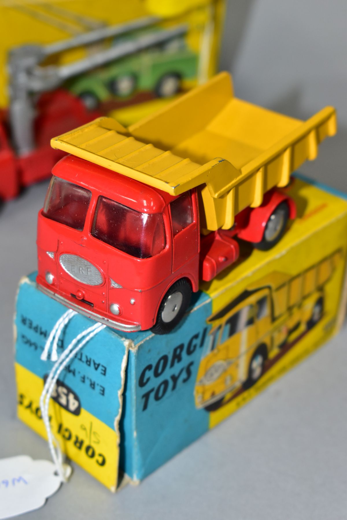 A BOXED CORGI TOYS GIFT SET, No 14, contains FC Jeep Tower Wagon, No 409 but is missing lamp - Image 2 of 11