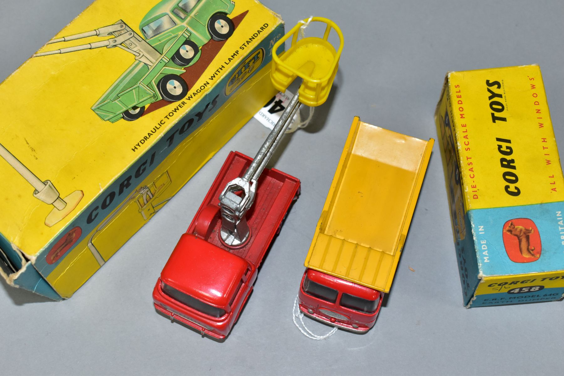 A BOXED CORGI TOYS GIFT SET, No 14, contains FC Jeep Tower Wagon, No 409 but is missing lamp - Image 11 of 11