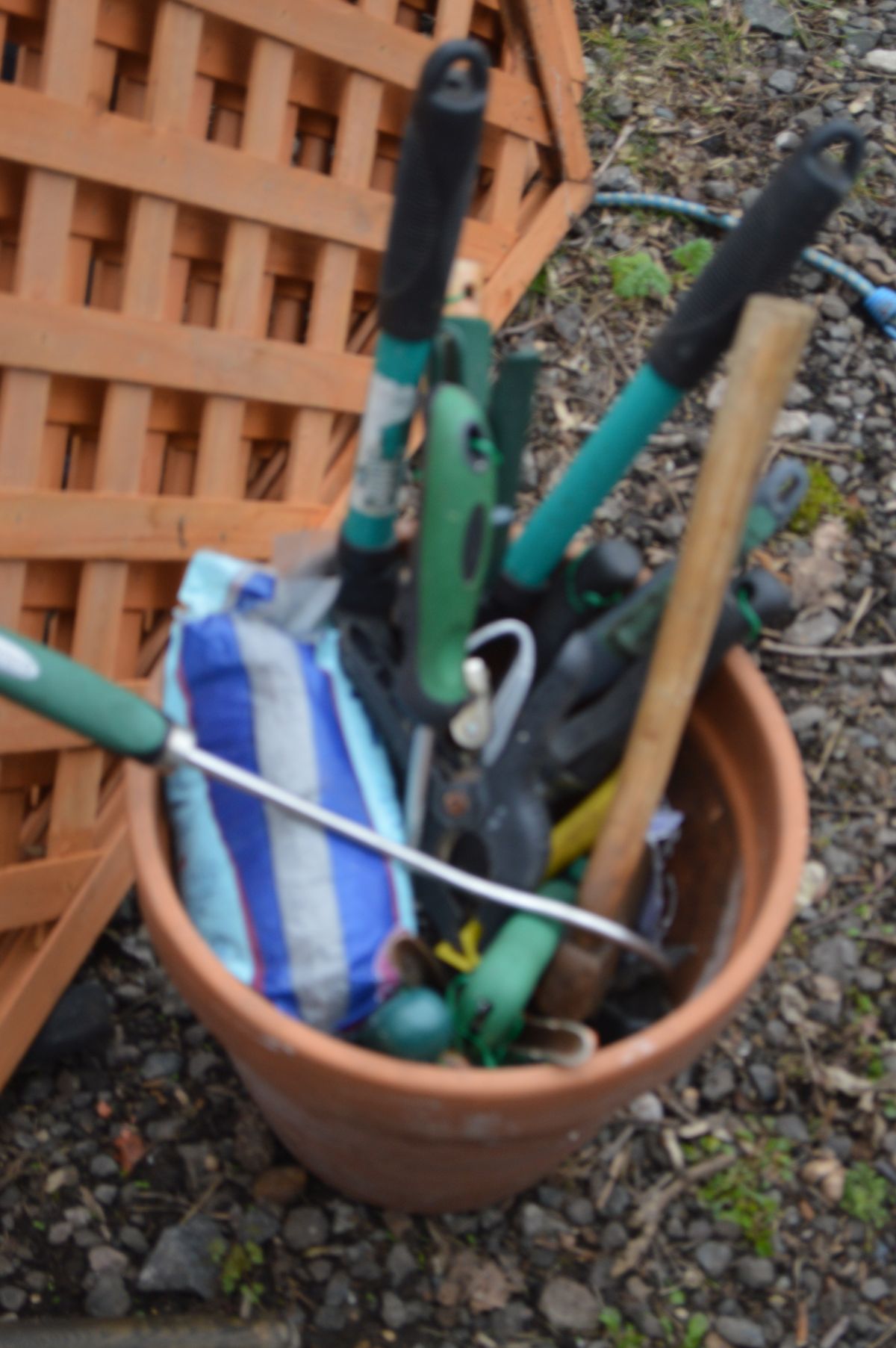 A QUANTITY OF GARDEN TOOLS to include a lopper, de-weeder, rake, broom, shears etc together with a - Image 3 of 4