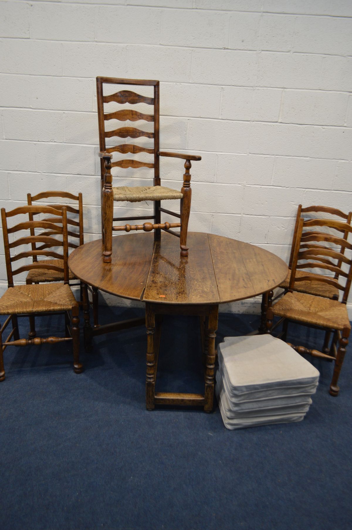 A GEORGIAN OAK OVAL GATE LEG TABLE, on turned legs, open length 137cm x closed length 44cm x depth