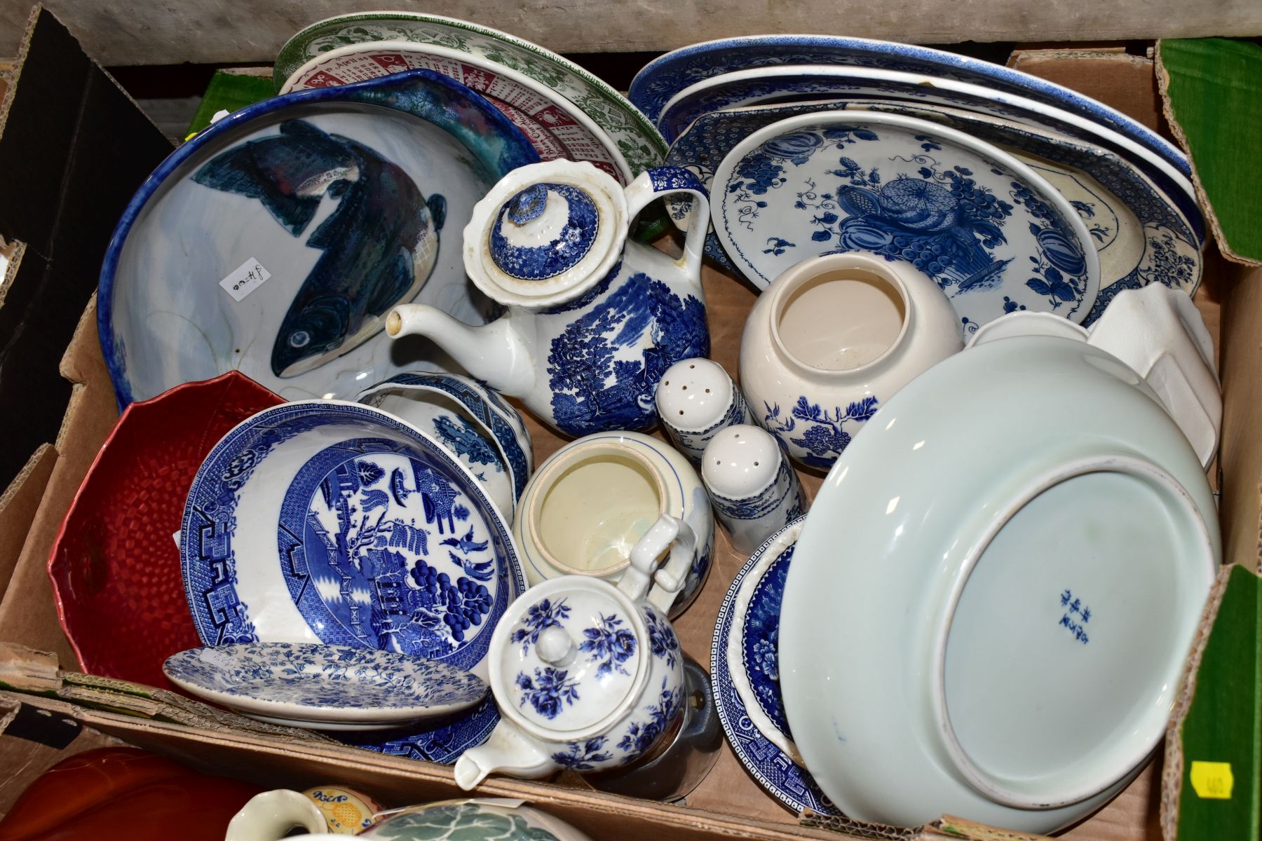 FIVE BOXES AND LOOSE, TEA/DINNERWARES BLUE & WHITE, ETC, to include Rumtoffs (one boxed), modern - Image 6 of 9