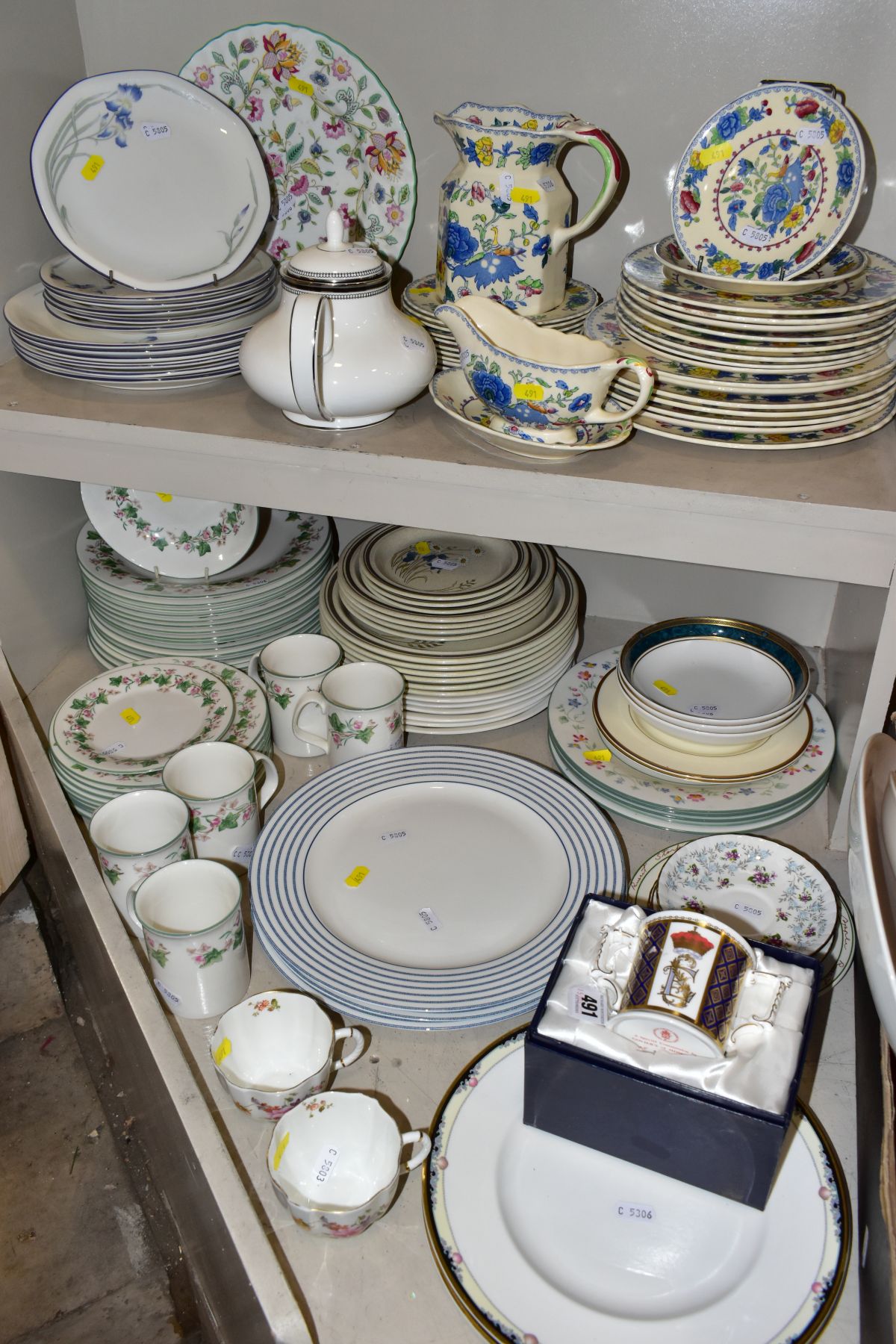 A GROUP OF CERAMIC TABLEWARES AND COLLECTABLES, to include boxed Royal Crown Derby Royal