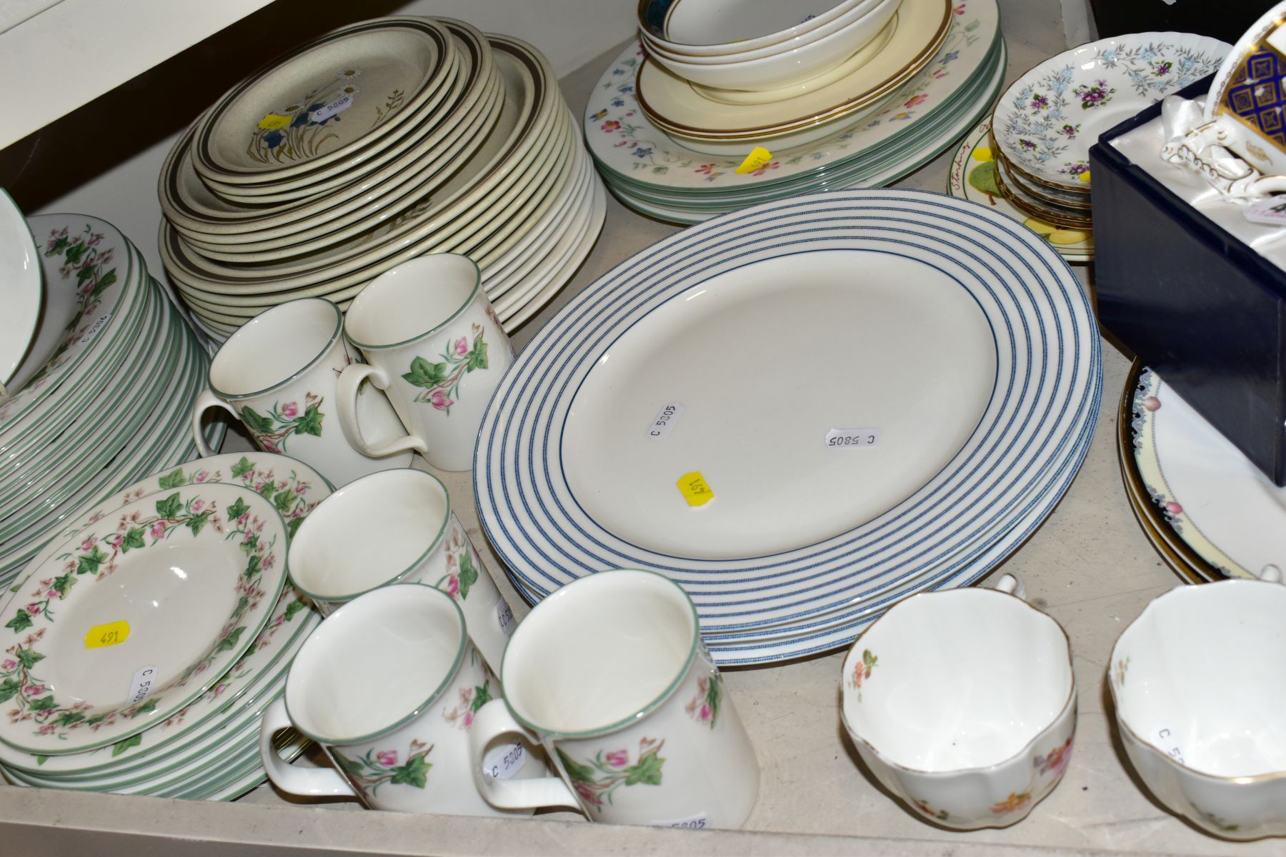 A GROUP OF CERAMIC TABLEWARES AND COLLECTABLES, to include boxed Royal Crown Derby Royal - Image 11 of 15