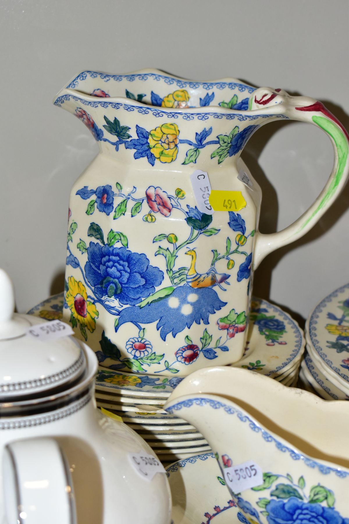 A GROUP OF CERAMIC TABLEWARES AND COLLECTABLES, to include boxed Royal Crown Derby Royal - Image 5 of 15