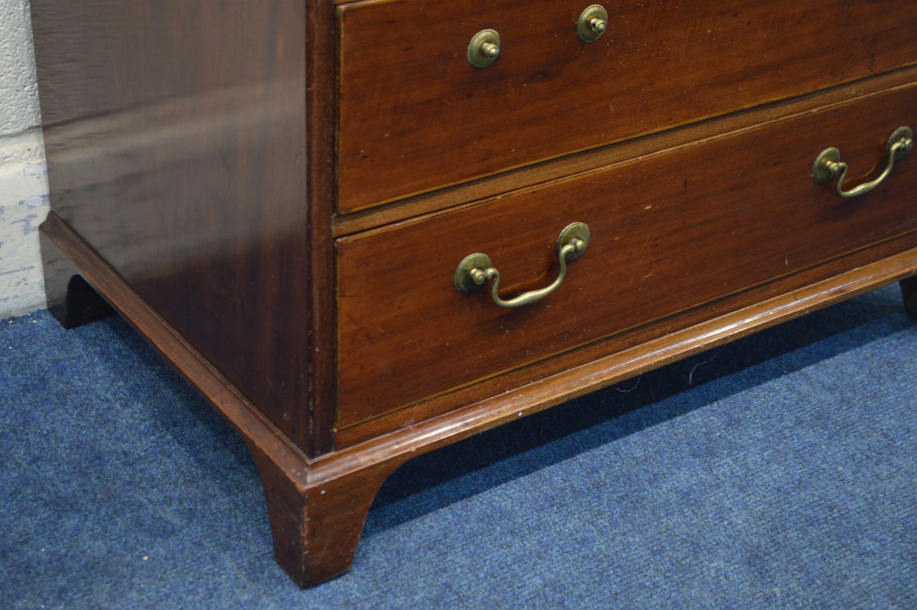 A 20TH CENTURY MAHOGANY CHEST OF FOUR LONG GRADUATED DRAWERS, in the George III style, brass swan - Image 5 of 7