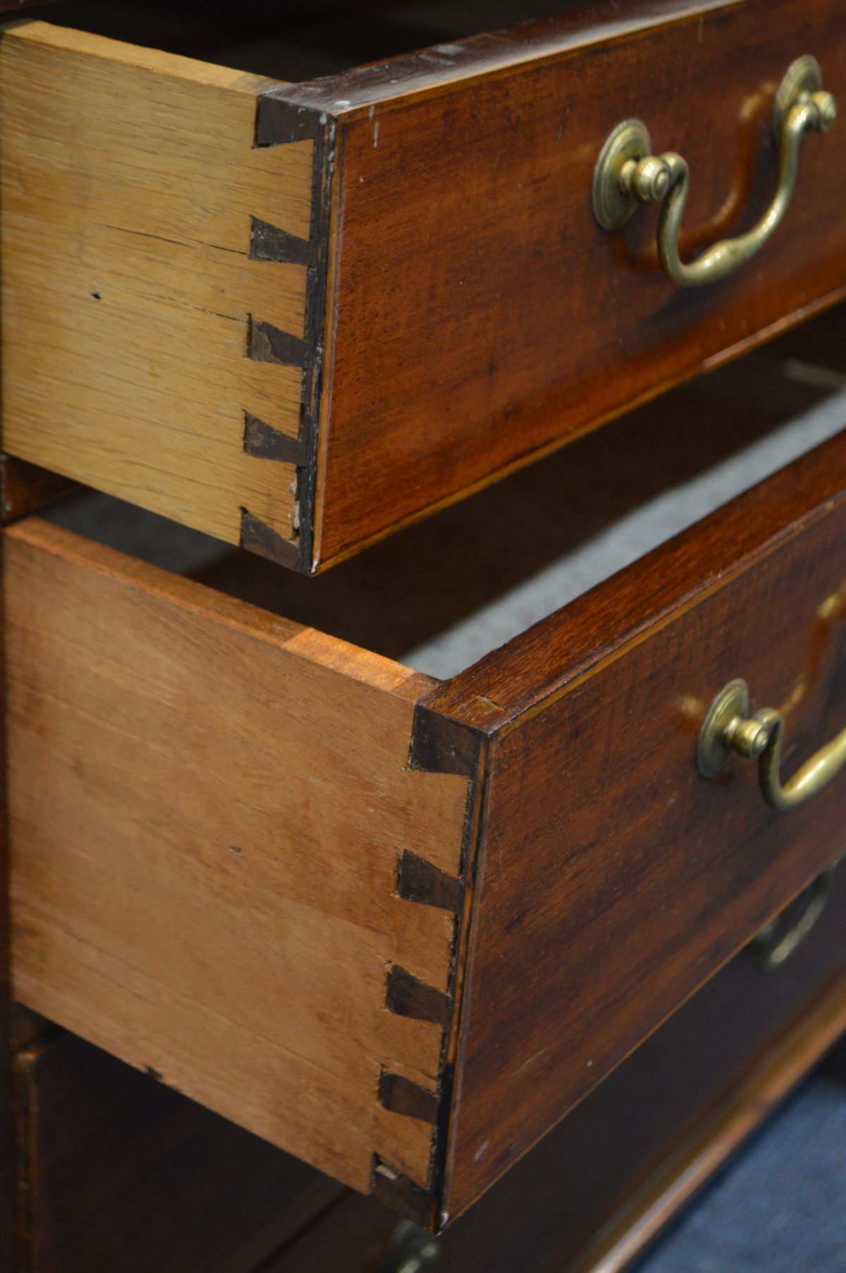 A 20TH CENTURY MAHOGANY CHEST OF FOUR LONG GRADUATED DRAWERS, in the George III style, brass swan - Image 4 of 7