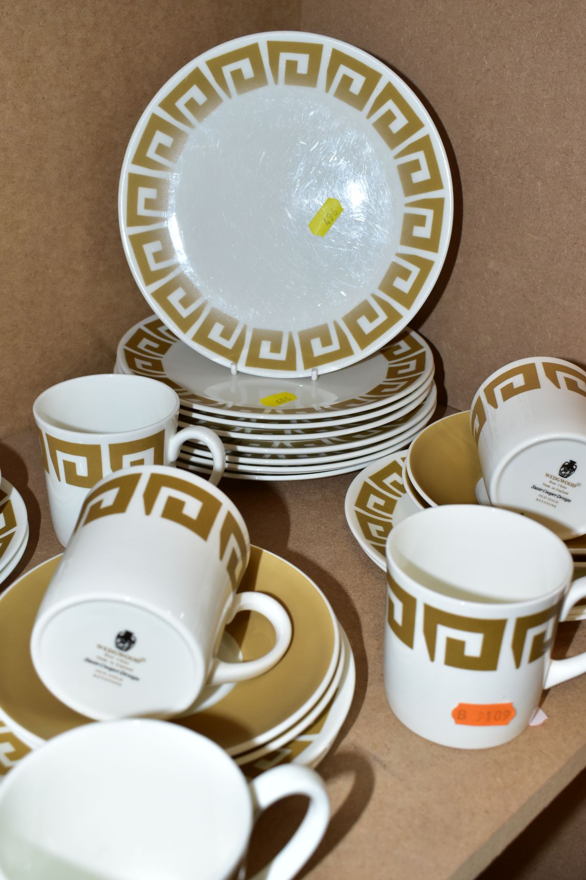 WEDGWOOD SUSIE COOPER DESIGN 'OLD GOLD KEYSTONE' DINNERWARES, comprising eight 27cm plates, eight - Image 3 of 5