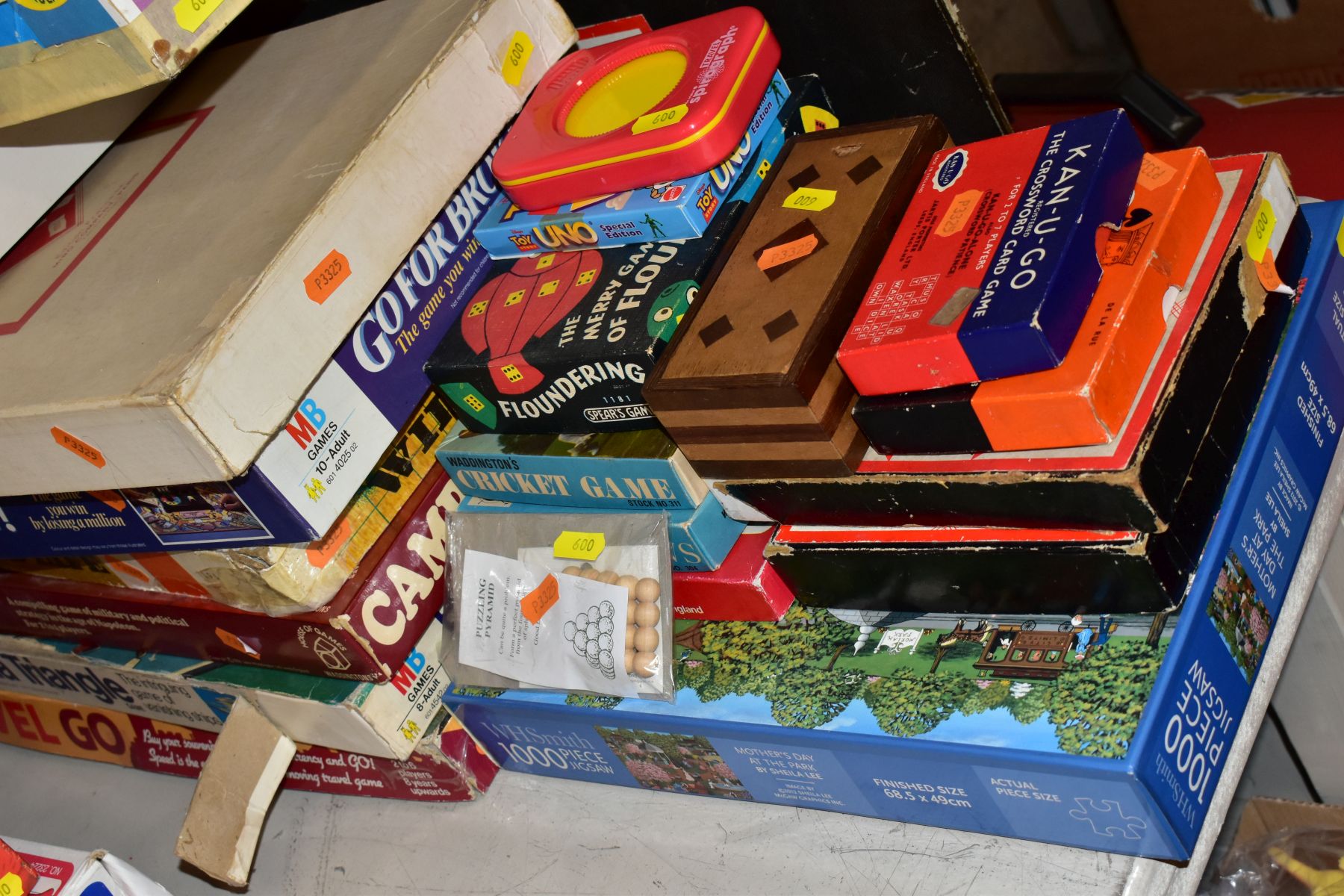 A LARGE COLLECTION OF ASSORTED BOARD GAMES AND PUZZLES, 1960's to date, to include Waddington's ' - Image 6 of 8