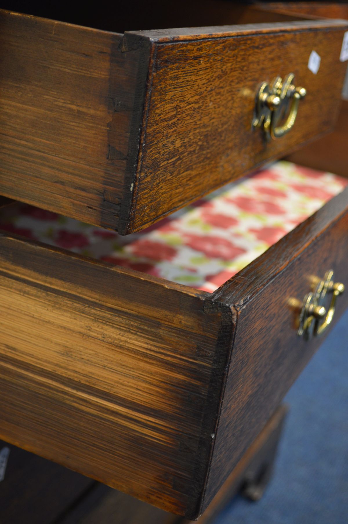 A GEORGIAN OAK CHEST OF TWO OVER THREE LONG GRADUATING DRAWERS, incorporating 20th century - Image 4 of 8