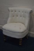 A CREAM BUTTONED UPHOLSTERED BEDROOM CHAIR